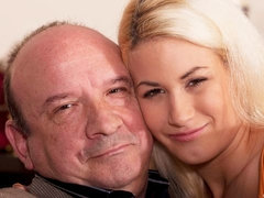 Arsch, Blondine, Blasen, Französisch, Handjob, Hardcore, Küssen, Jungendliche (18+)