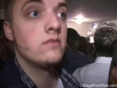 Enthousiasteling, Blond, Pijpbeurt, Jonge meid, Universiteit, Groep, Openbaar, Tiener