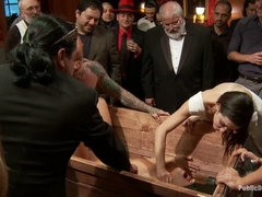 Bondage domination sadisme masochisme, Sucer une bite, Pieds, Pénétrer avec le poing, Humiliation, Public, Gicler, Voyeur