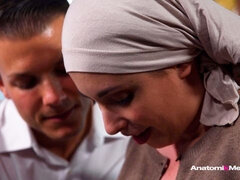 Sucer une bite, Brunette brune, En levrette, Poupée, Branlette thaïlandaise, Seins naturels, Adolescente, Nénés