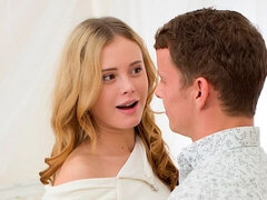 Grote kont, Blond, Hondjeshouding, Natuurlijke tieten, Kut duiken, Mager, Tatoeage, Tiener