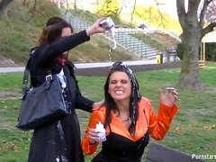 Pelea de gatas, Vestidas, Hembra, Comida, Al aire libre, Satén, Medias largas, Mojado