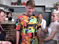 Tante, Lieveling, Grote lul, Oudere vrouw, Omie, Handbeurt, Rijpe lesbienne, Mager