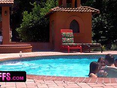 Sucer une bite, Gorge profonde, Le plan cul à quatre, Léchez, Piscine, Chatte, Rasée, Maillot de bain