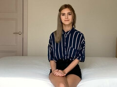 Gros cul, Grosse bite, Sucer une bite, En levrette, Seins naturels, Timide, Maigrichonne, Adolescente