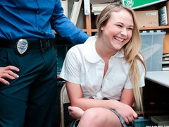 Gros cul, Blonde, Sucer une bite, Attrapée, En levrette, Branlette thaïlandaise, Dénudage, Uniforme