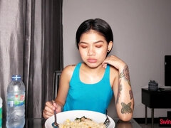 18 ans, Amateur, Grosse bite, Sucer une bite, En levrette, Nourriture, Hard, Fait maison