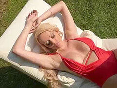 Tetas grandes, Mamada, Corridas, Europeo, Madres para coger, Piscina, Sexo soft