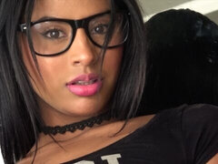 Cul, Sucer une bite, Brunette brune, Queue, En levrette, Grosse, Lunettes, Nénés