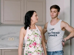 Grote mammen, Bruinharig, Rijpe lesbienne, Moeder die ik wil neuken, Russisch, Hangende tieten, Geschoren, Speelgoed