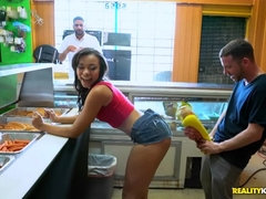 Enthousiasteling, Zwart, Pijpbeurt, Zwart, Sperma in gezicht, Geld, Geschoren, Tieten likken