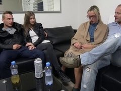 お尻, デカ尻, フェラチオ, 手コキする, 淫乱熟女, アウトドア, 剃毛, 妻スワップ
