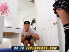 Asiatique, Sucer une bite, En gros plan de très près, Hd, Maigrichonne, Pute, Adolescente, Nénés