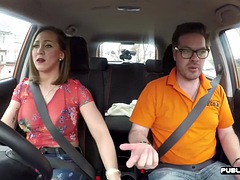 Tetas grandes, Coche, Europeo, Perforación, Público, Chupando, Tatuaje, Maestra