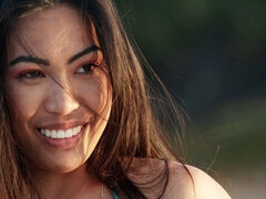 Asiatisch, Bikini, Blasen, Handjob, Hardcore, Milf, Tätowierung, Titten