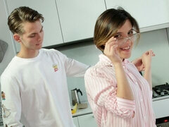 Kont, Pijpbeurt, Jonge meid, Handbeurt, Keuken, Mager, Tiener, Tieten likken