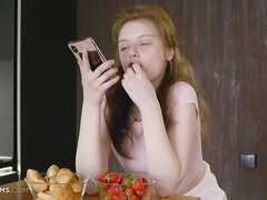 Hondjeshouding, Handbeurt, Keuken, Masturbatie, Natuurlijke tieten, Roodharige vrouw, Alleen, Tieten likken