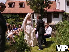 Grosse titten, Blondine, Braut, Betrug, Natürlichen titten, Öffentlich, Rasiert, Hochzeit