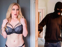 Gros cul, Noire, Sucer une bite, Attrapée, En levrette, Interracial, Rasée, Surprise