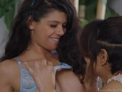 Gros cul, Doigter, Petite amie, Embrassement, Lingerie, Seins naturels, Rasée, Dénudage