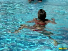 Bikini, Blasen, Ungarisch, Natürlichen titten, Im freien, Pool, Ablutschen, Nass