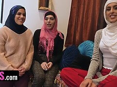 Arabe, Gros cul, Noire, Le plan cul à quatre, Bite énorme, Léchez, Seins naturels, Orgie