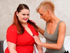 Belle grosse femme bgf, En levrette, Mamie, Talons, Lesbienne, Pigtail, Cheveux courts, Surprise