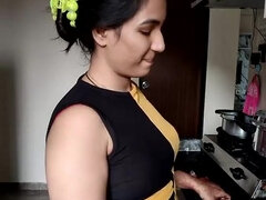 DESI BHABHI IN SAREE SULTRY - Housewives