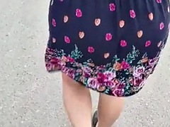 Latijnse vrouw, Rijpe lesbienne, Buiten, Slipje, Openbaar, Rok, String, Tieten likken