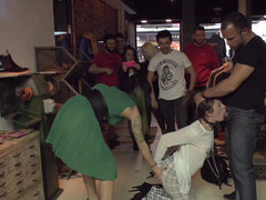 Bondage domination sadisme masochisme, Sucer une bite, Brunette brune, Douleur, Public, Punition, Rugueux, Attachée