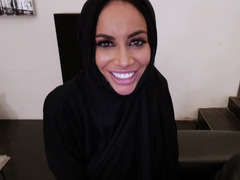 Arabe, Gros cul, Gros seins, Sucer une bite, Lingerie, Timide, Suçant, Nénés