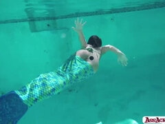 Arsch, Riesig, Interrassisch, Lesbisch, Im freien, Pool, Spielzeuge, Unter wasser