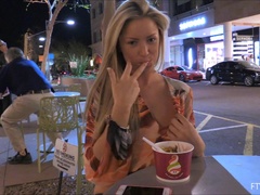 En gros plan de très près, Dansant, Doigter, Béant, Masturbation, Orgasme, Public, Solo