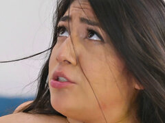 Sucer une bite, Brunette brune, Gorge profonde, En levrette, Cuisine, Fille latino, Lingerie, Chatte