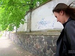 Sucer une bite, Bus, Queue, Argent, Petite femme, Public, Pute, Suçant