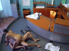 素人, フェラチオ, 指いじり, ジーンズ, 天然, オフィス, パンティ, のぞき