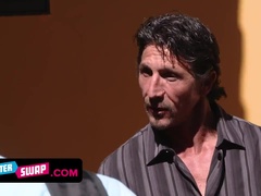 Grosser schwanz, Kondom, Spermaladung, Kehlenfick, Hundestellung, Nackt, Natürlichen titten, Rasiert