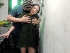 18 ans, Tante, Bisexuelle, Conversation vulgaire, Indienne, Cuisine, Chatte, Jarretelles