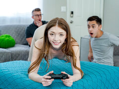 18 jaar, Pompom meid, Dubbele penetratie, Man man vrouw, Mager, Tiener, Trio, Tieten likken