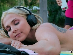 Grosse titten, Hundestellung, Milf, Öl, Piercing, Pool, Muschi, Tätowierung