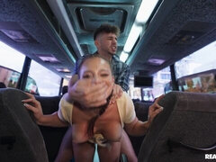 Grosser arsch, Grosser schwanz, Grosse titten, Bus, Hundestellung, Dürr, Jungendliche (18+), Titten