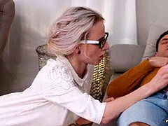 Amateur, Sucer une bite, Collège université, Tir de sperme, Lunettes, Jarretelles, Tatouage, Adolescente