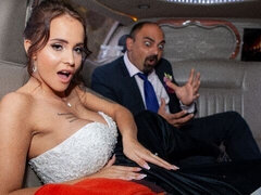 In den arsch, Grosser arsch, Grosser schwanz, Grosse titten, Blasen, Auto, Hundestellung, Milf