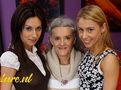 Enthousiasteling, Omie, Hongaars, Lesbisch, Natuurlijk, Kut duiken, Kousen, Trio