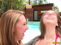 Bikini, Blasen, Doppelpenetration, Europäisch, Lingerie, Masturbation, Pool, Muschi