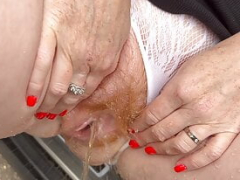 Auto, Flashing, Harig, Moeder die ik wil neuken, Pissen, Openbaar, Kut duiken, Roodharige vrouw