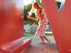 Faustfick, Massage, Masturbation, Orgasmus, Öffentlich, Solo, Spielzeuge, Unter dem rock