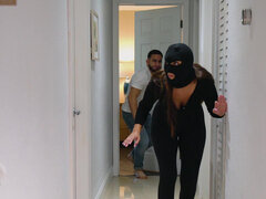 Gros seins, Noire, Sucer une bite, Attrapée, Faciale, Petite amie, Hard, Masque
