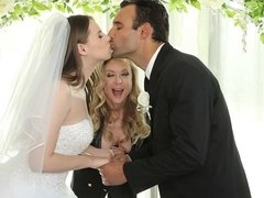 Rubia, Mamada, Ffm, Lencería, Madres para coger, Afeitado, Trio, Tetas