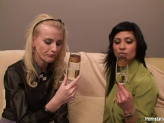 Blonde, Fait maison, Lesbienne, Léchez, Actrice du porno, Satin, Rasée, Nénés